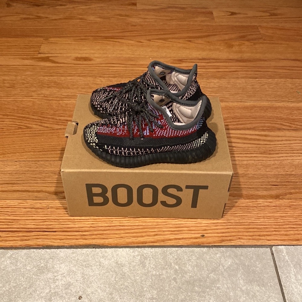 Kids yeezie size 8k mint!